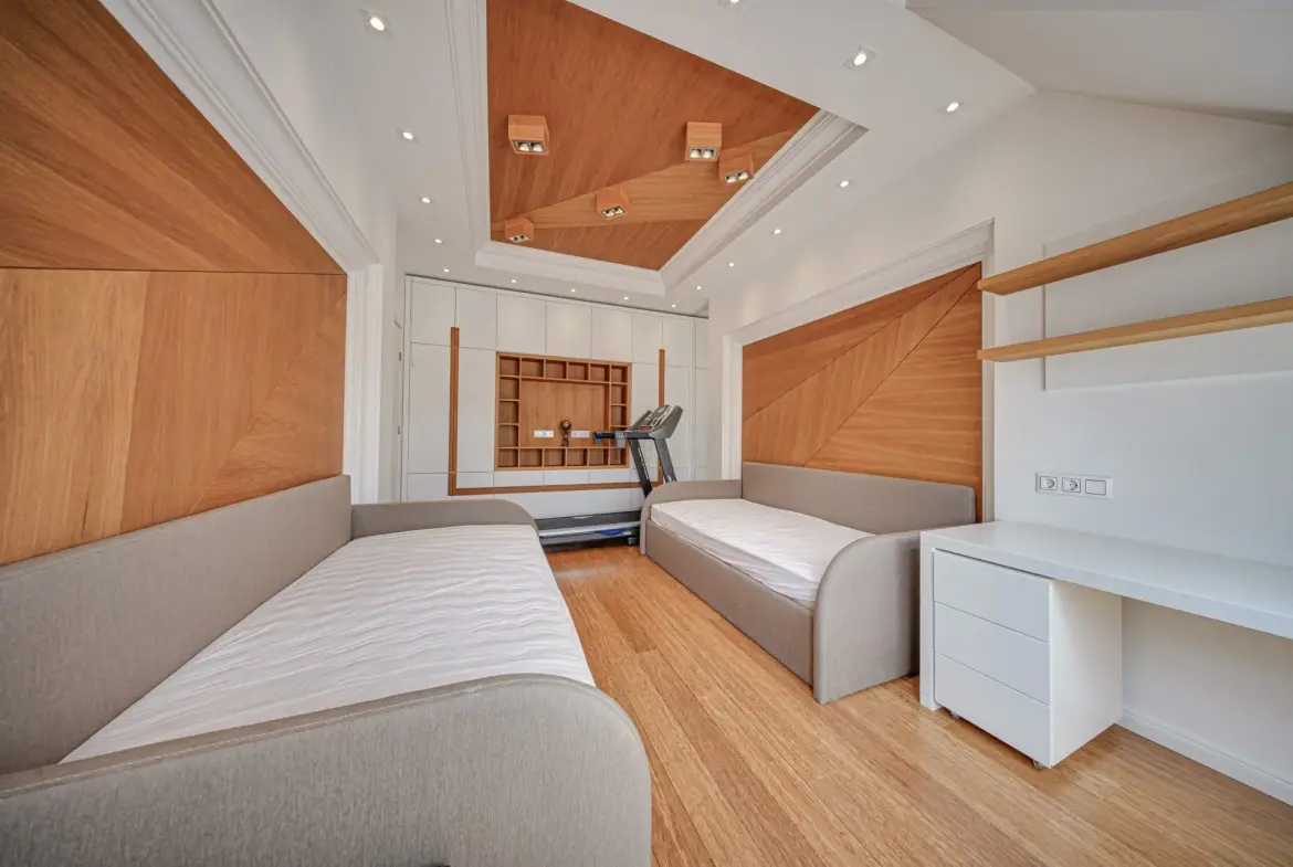 Penthouse in one of the most preferred and well-maintained complexes Flora Park