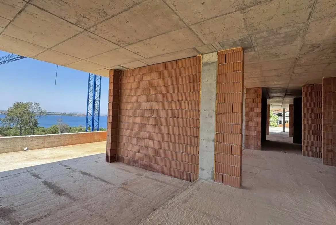 Four-bedroom penthouse in a park setting with panoramic sea and mountain views