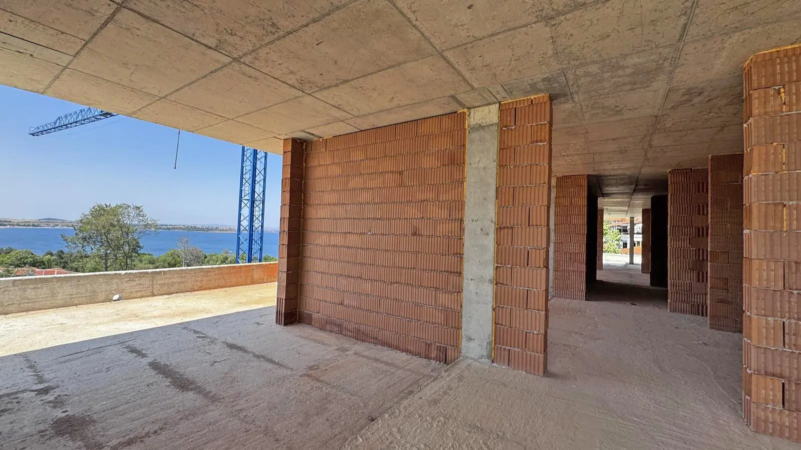 Four-bedroom penthouse in a park setting with panoramic sea and mountain views