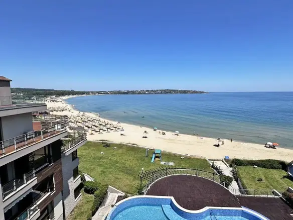 Spacious penthouse with an impressive panorama of Kavatsi beach