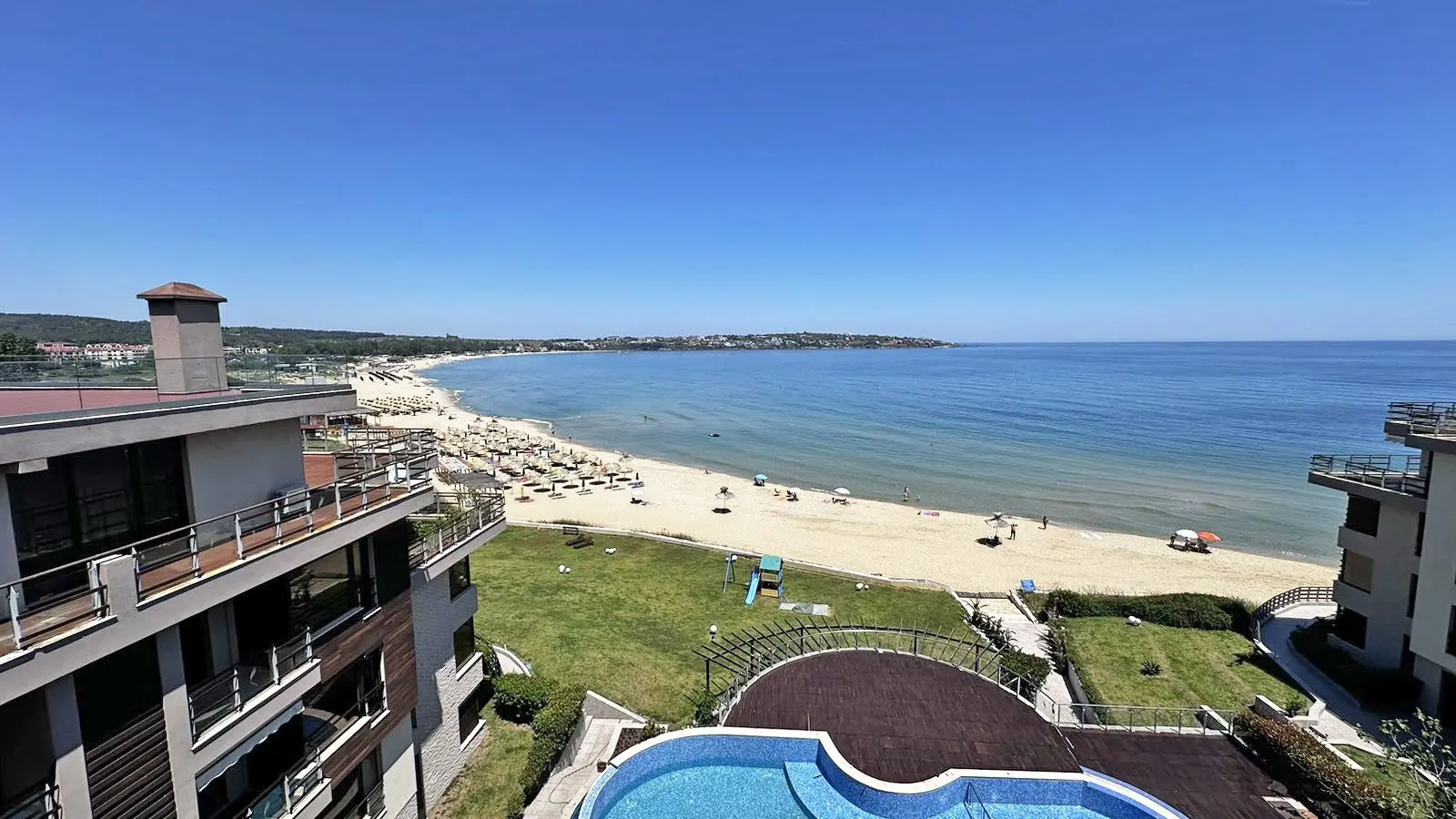 Spacious penthouse with an impressive panorama of Kavatsi beach