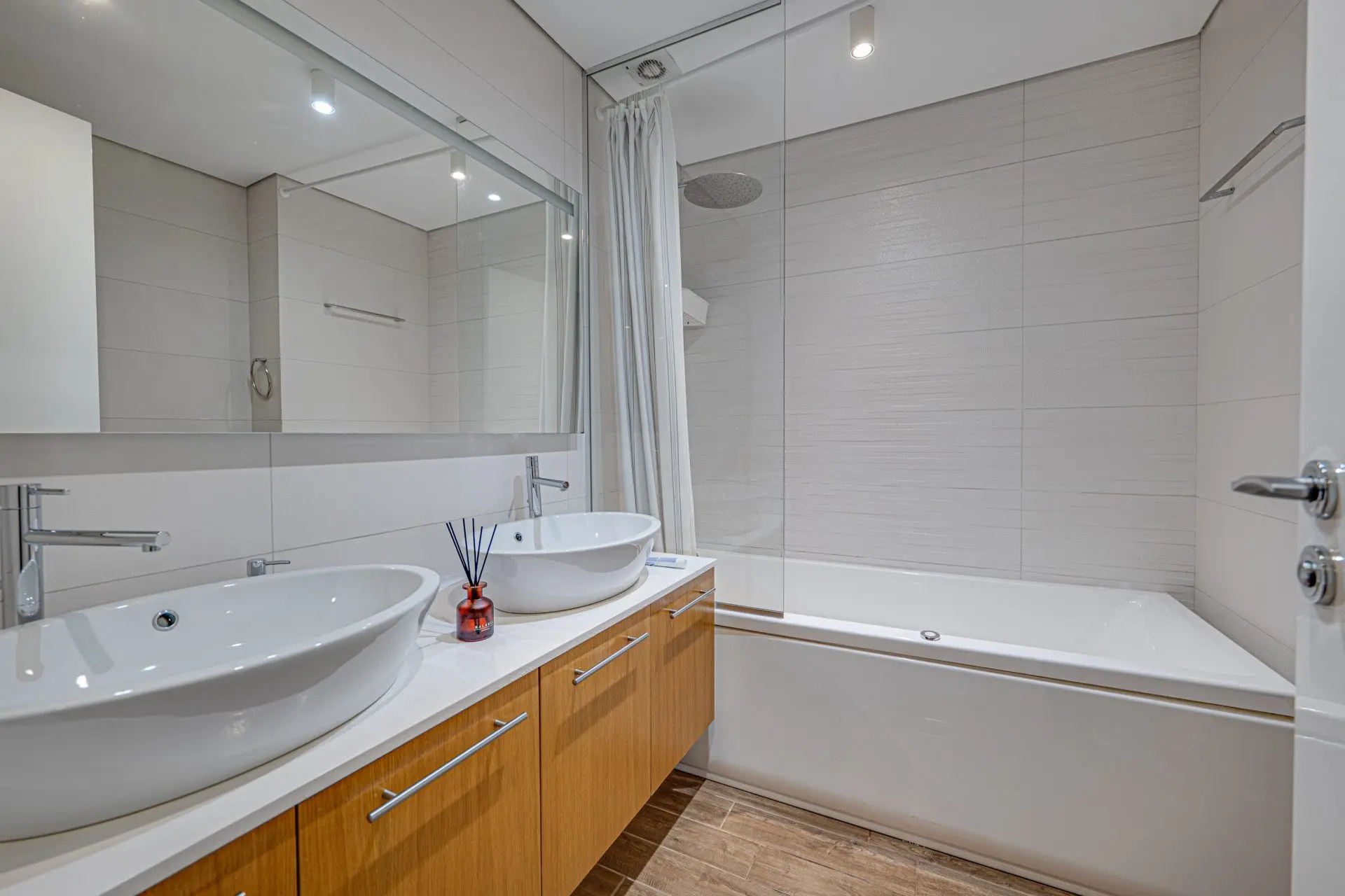An exceptional four-room apartment in one of the most prestigious gated complexes in the Iztok district.