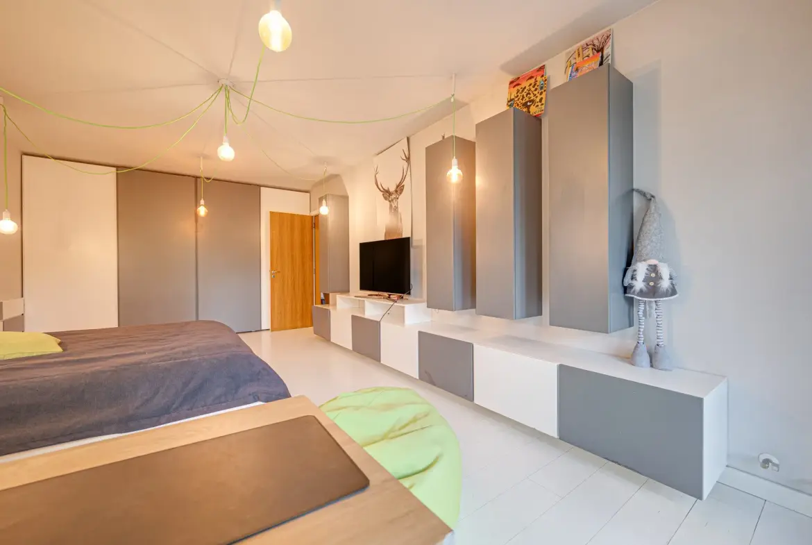 An exceptional four-room apartment in one of the most prestigious gated complexes in the Iztok district.