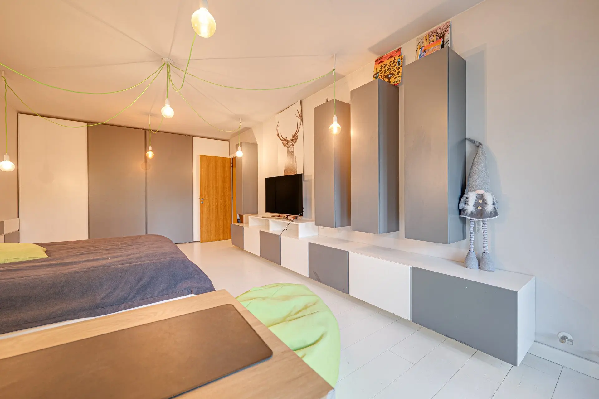 An exceptional four-room apartment in one of the most prestigious gated complexes in the Iztok district.