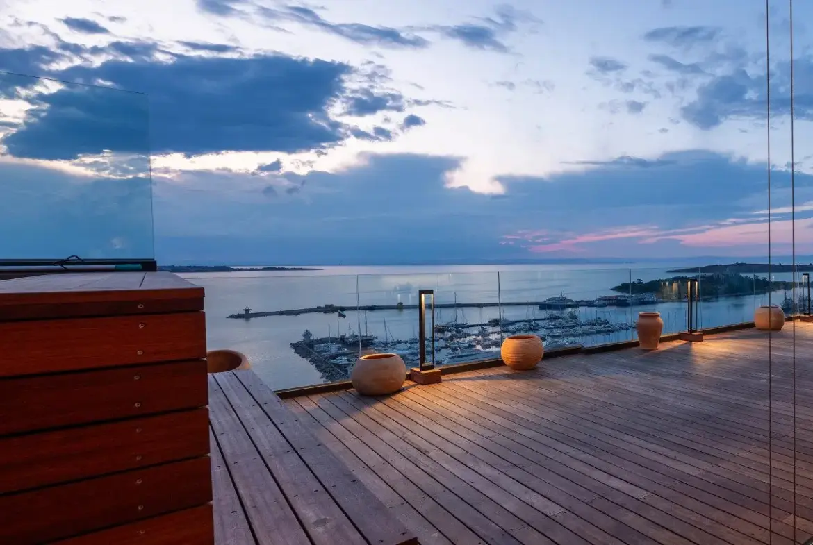 Penthouse with an infinity pool and a view of Marina Port Sozopol