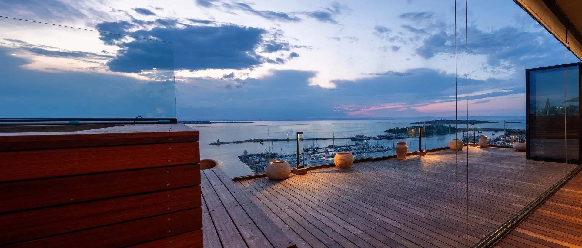 Penthouse with an infinity pool and a view of Marina Port Sozopol