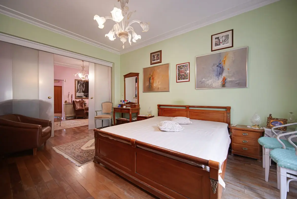 Aristocratic apartment for sale in an excellent location next to the St. Alexander Nevsky Cathedral
