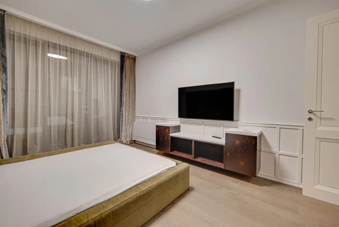 Designer apartment in an iconic building with a parking space included in the price