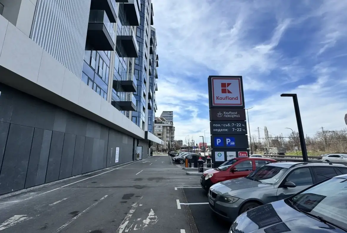 Three-bedroom apartment in a preferred newly built complex next to Zaimov Park