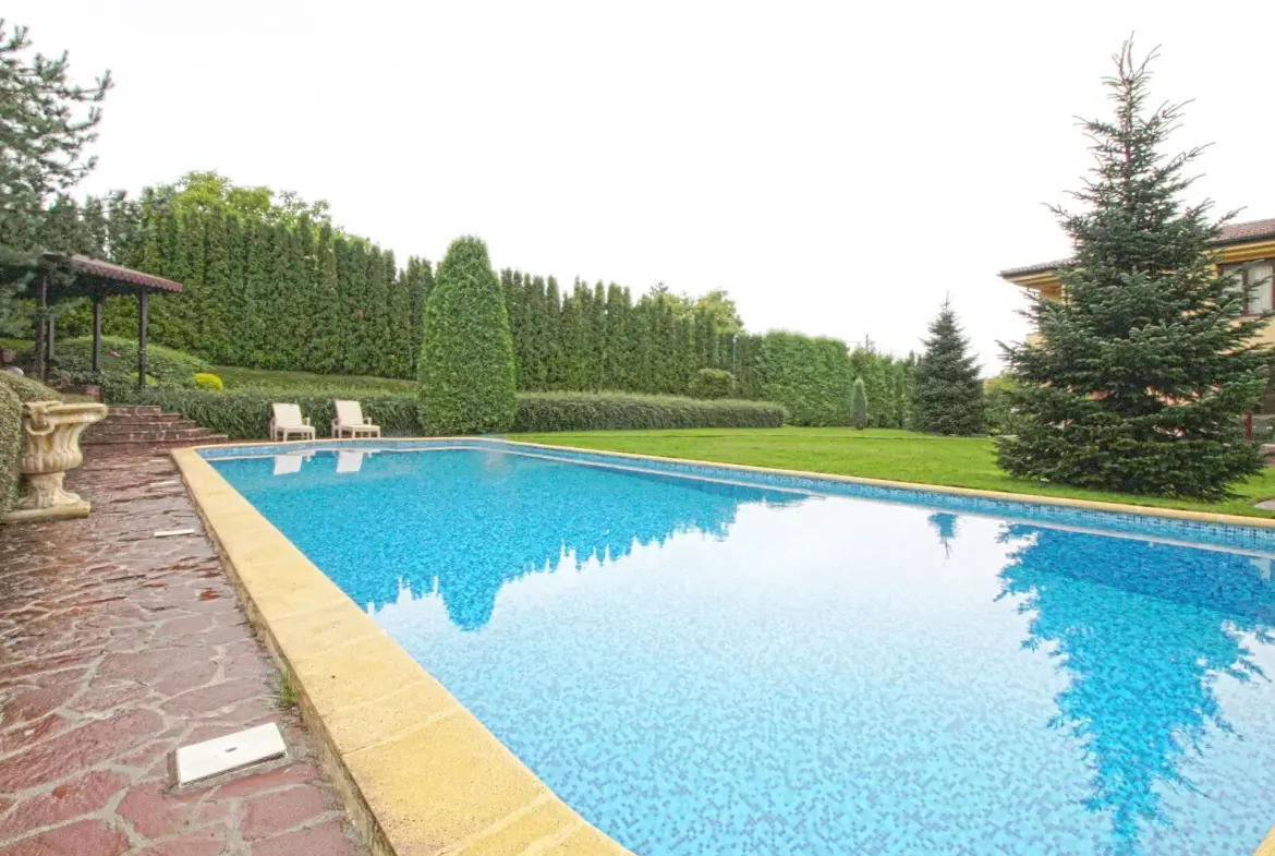 Spacious semi-furnished house in a gated community in Simeonovo.