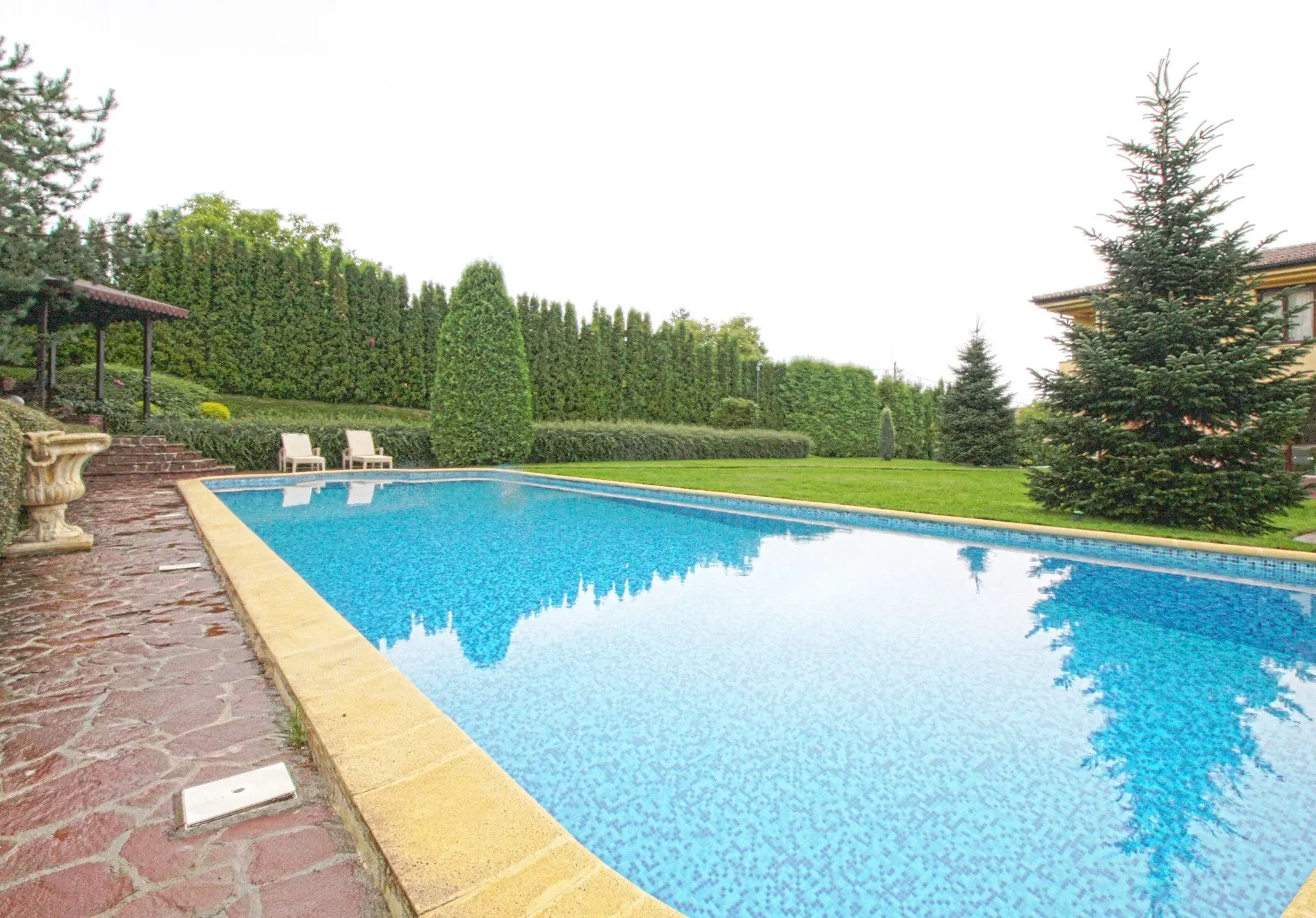 Spacious semi-furnished house in a gated community in Simeonovo.