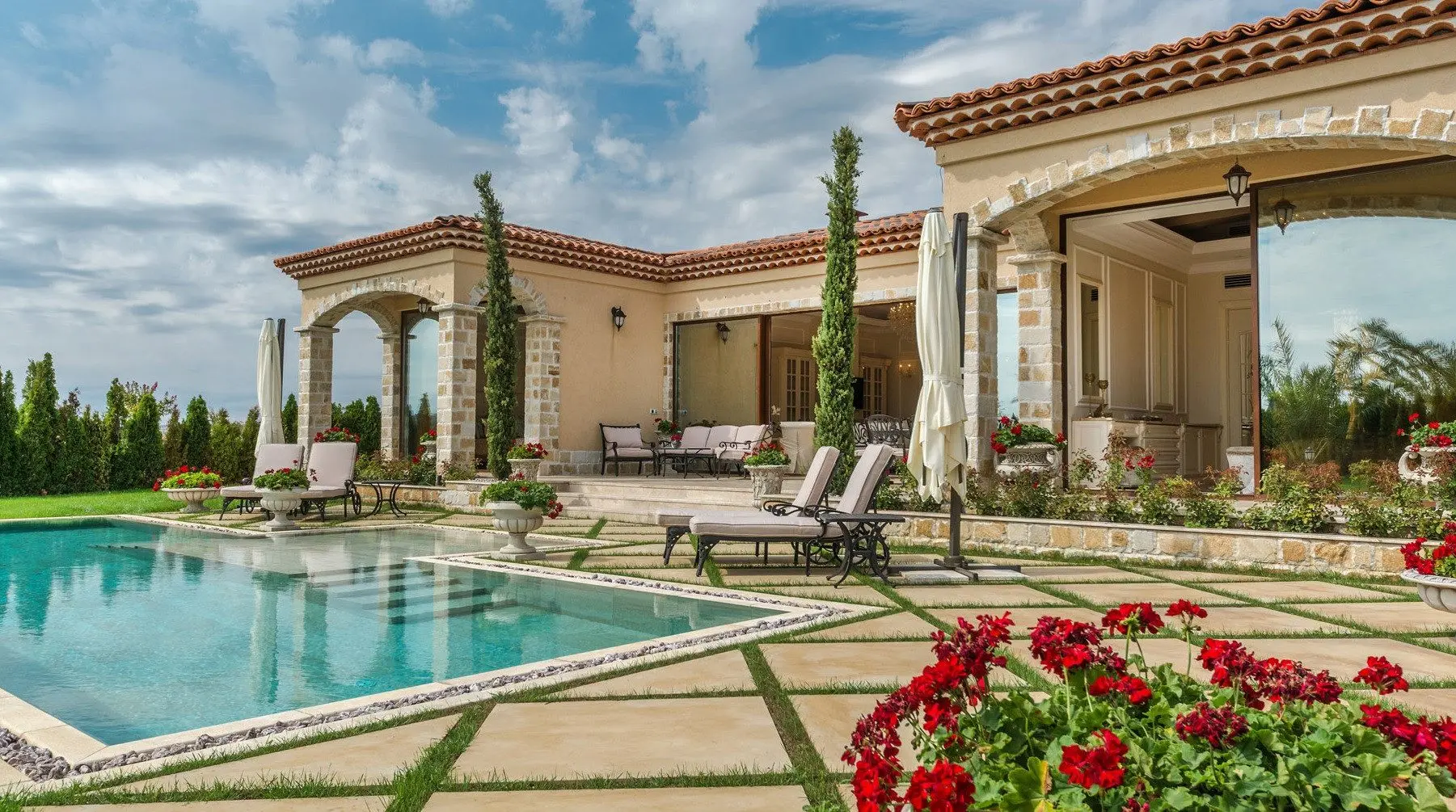 3d8cfcad08f813e5582f77f6dd6deb51 First class villa with pool in a gated complex in Sunny Beach for sale