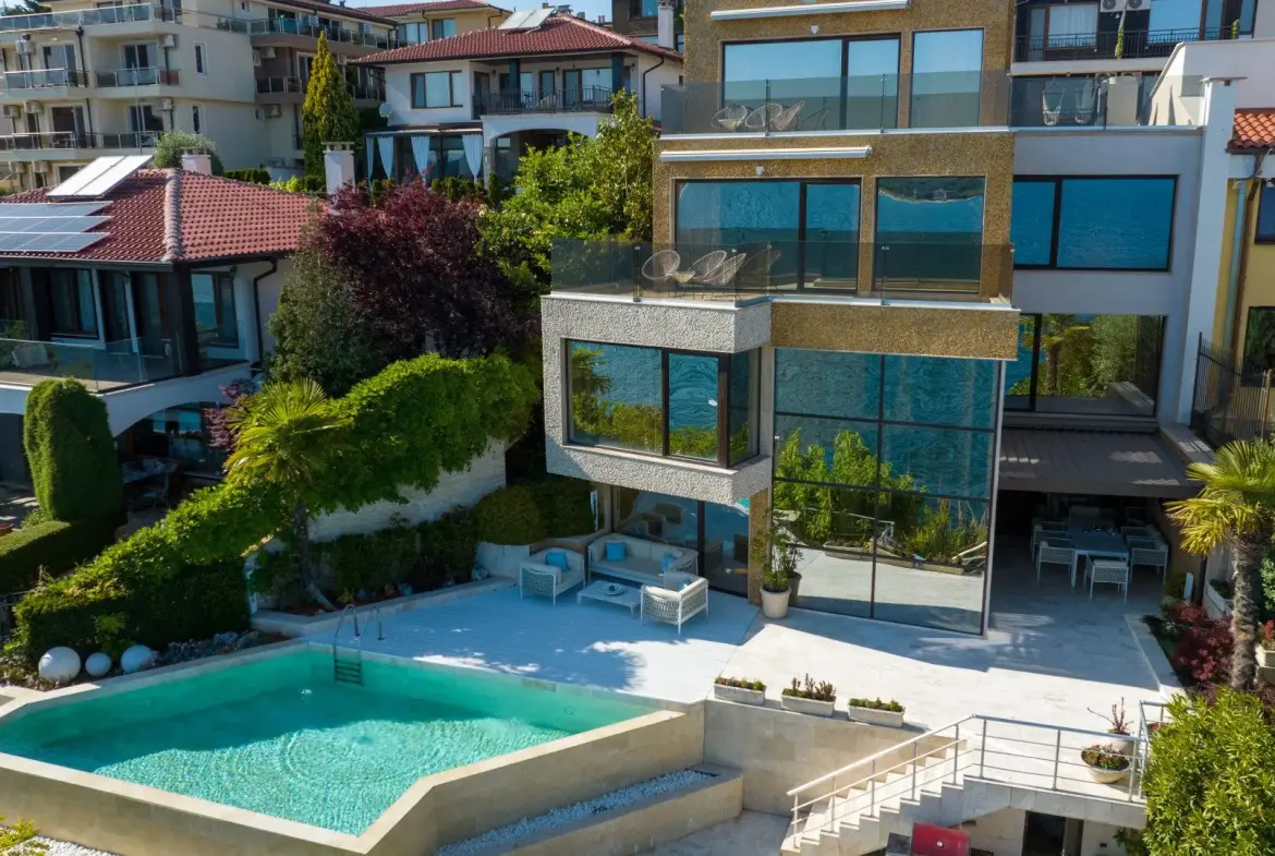 Excellent detached house in Sozopol on the seafront with pool and beach.