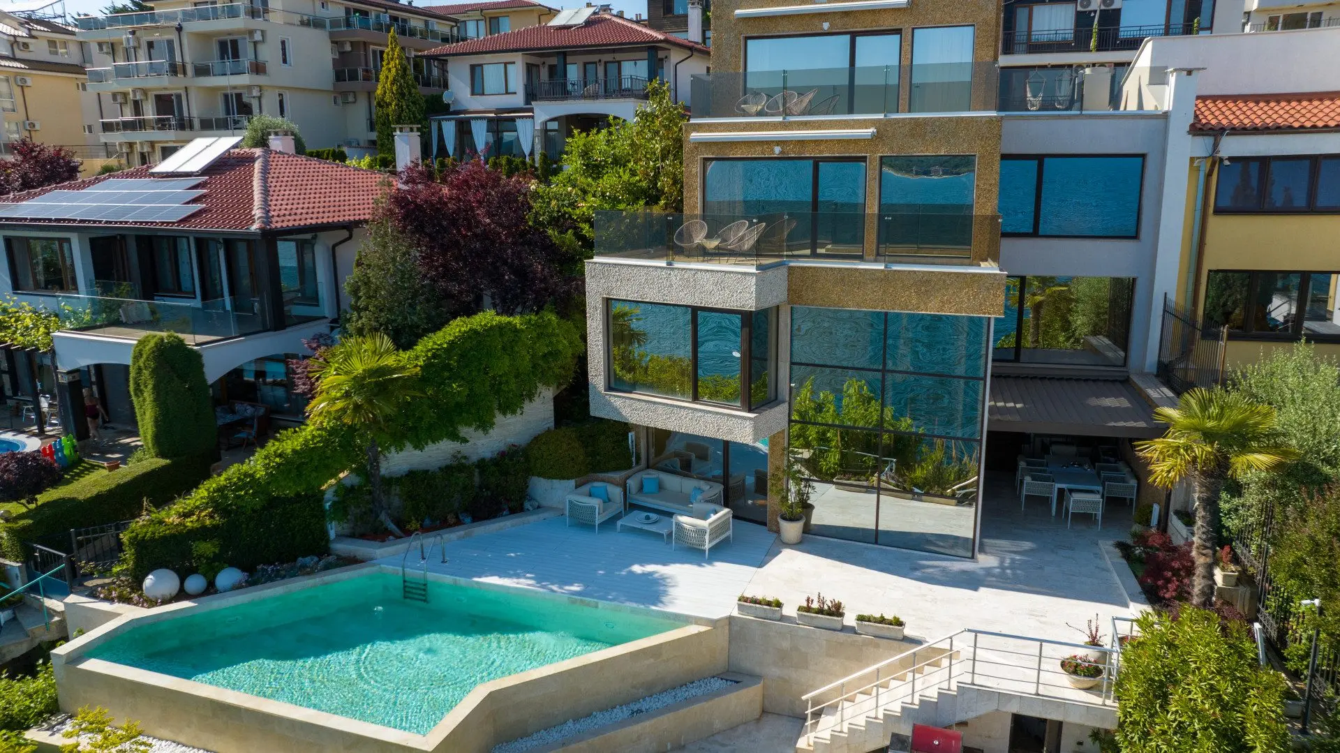 3da10f0d5e5b26ecc453bfc67e10402b-1 Excellent detached house in Sozopol on the seafront with pool and beach.