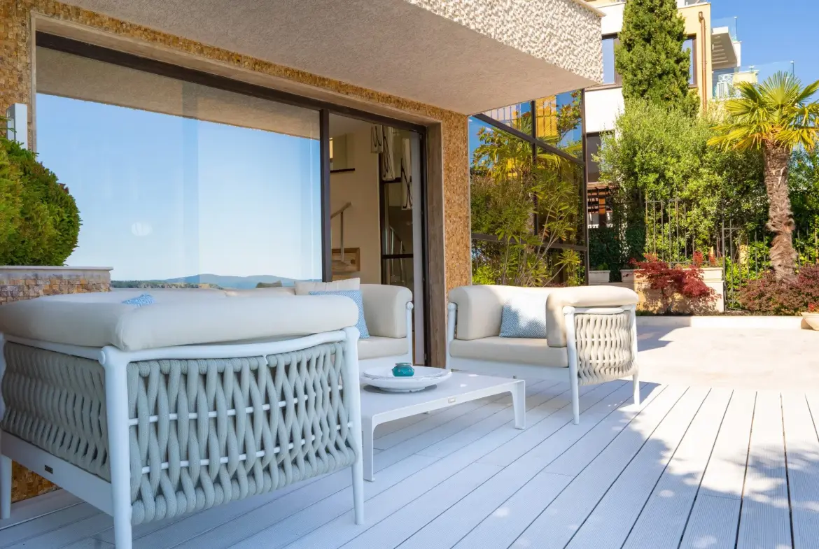 Excellent detached house in Sozopol on the seafront with pool and beach.