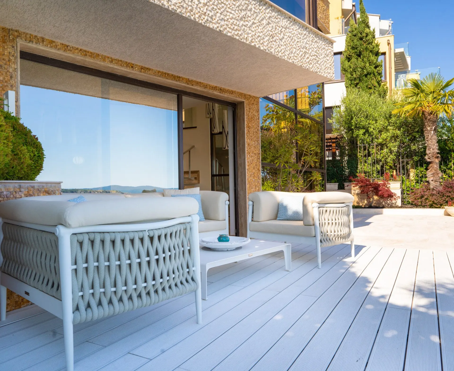 3eb78182c0551dc4f1499c79dcfe84d3-1 Excellent detached house in Sozopol on the seafront with pool and beach.