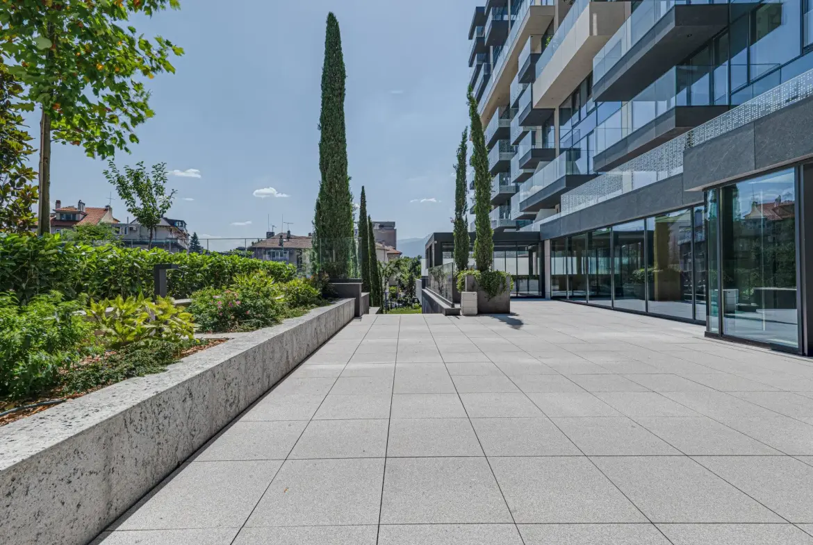 Wonderful panoramic apartment with three bedrooms and a double parking space in Teatralna complex