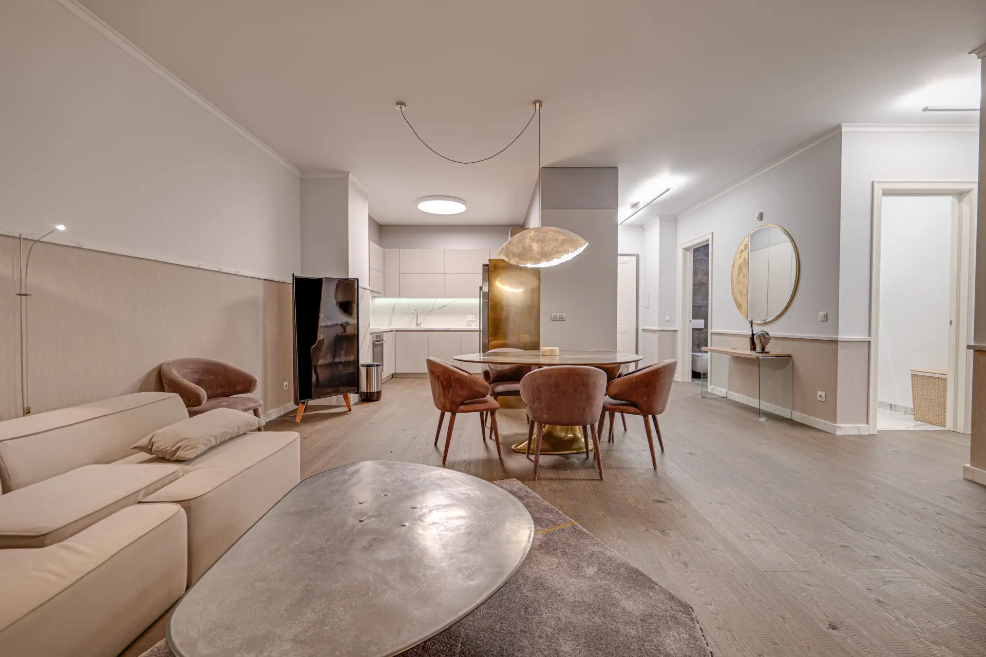 Designer apartment in an iconic building with a parking space included in the price