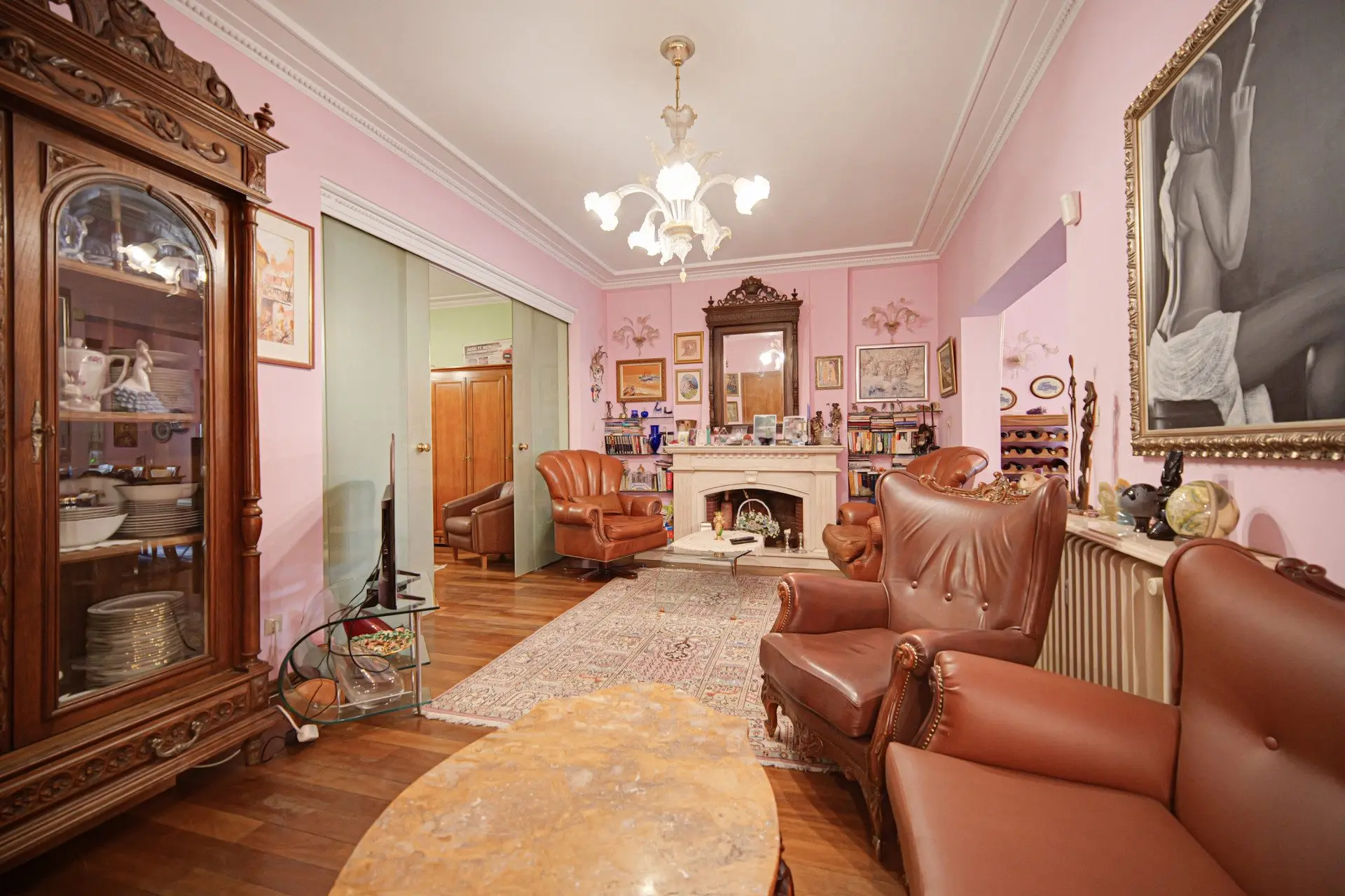 Aristocratic apartment for sale in an excellent location next to the St. Alexander Nevsky Cathedral