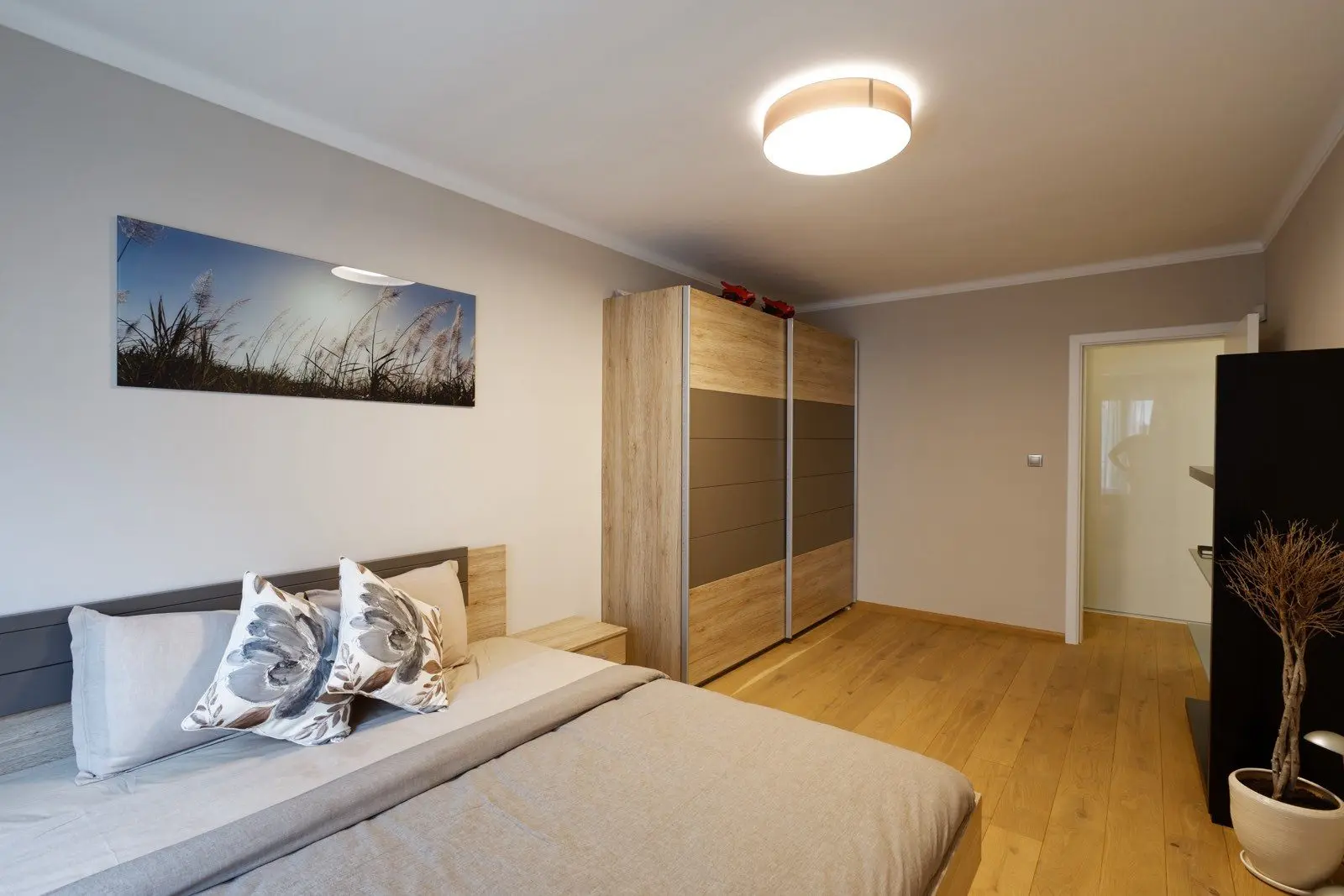 Spacious three-room apartment in Strelbishte for sale