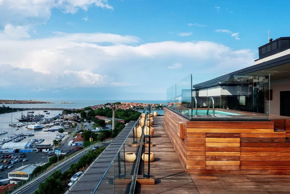 Penthouse with an infinity pool and a view of Marina Port Sozopol