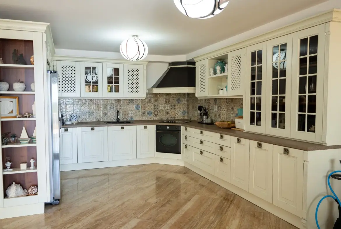 Excellent detached house in Sozopol on the seafront with pool and beach.
