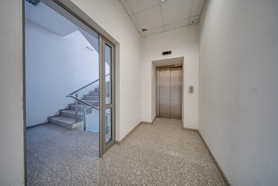 Office building with warehouse in a convenient location in Druzhba 2 district for sale