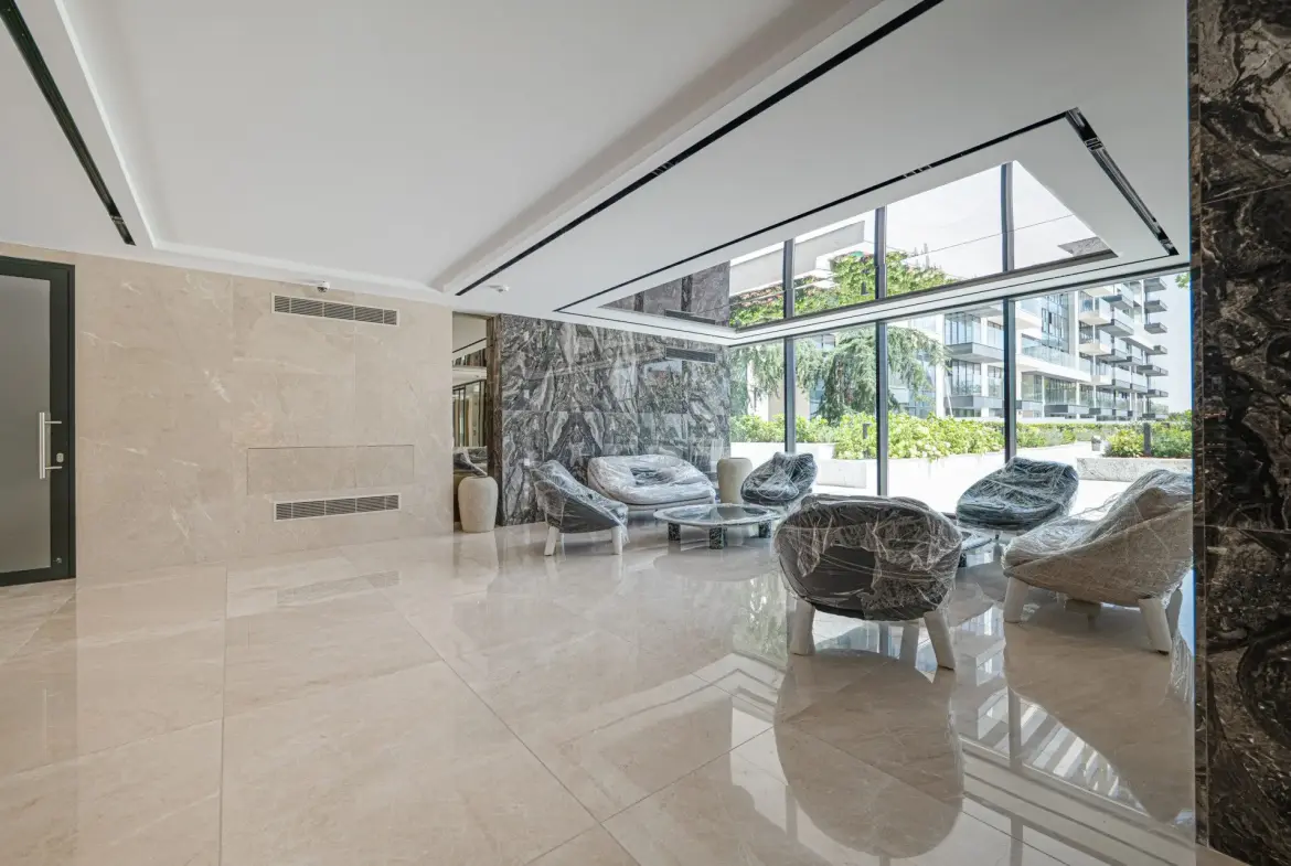 Wonderful panoramic apartment with three bedrooms and a double parking space in Teatralna complex