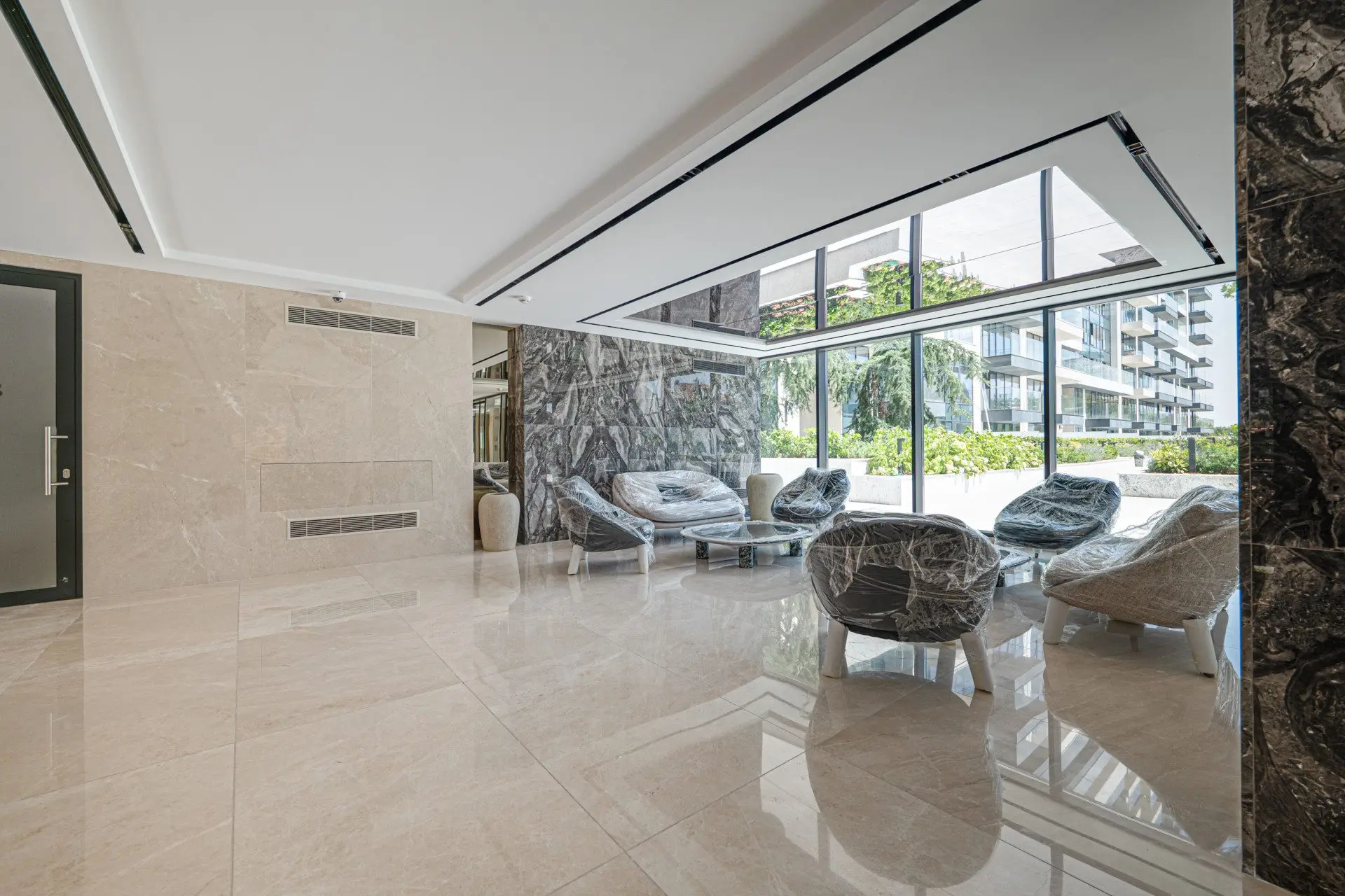 Wonderful panoramic apartment with three bedrooms and a double parking space in Teatralna complex