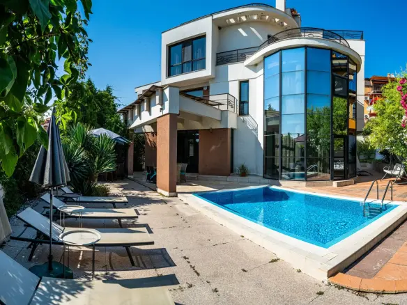 Spacious detached house in excellent condition and swimming pool in Budjaka area