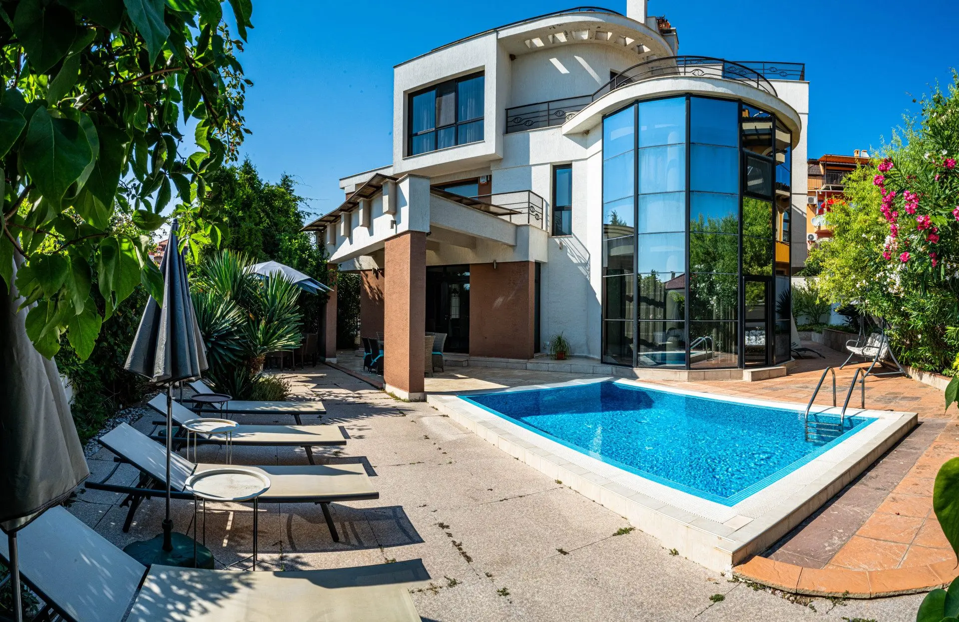 Spacious detached house in excellent condition and swimming pool in Budjaka area