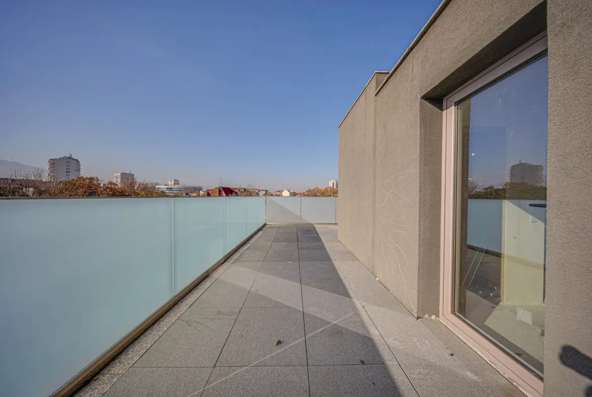 Penthouse with a panoramic terrace next to the National Palace of Culture for sale