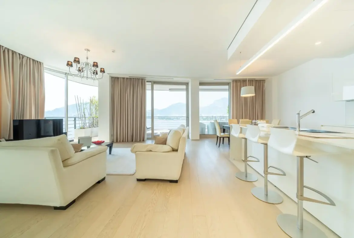 Seaside two-bedroom apartment