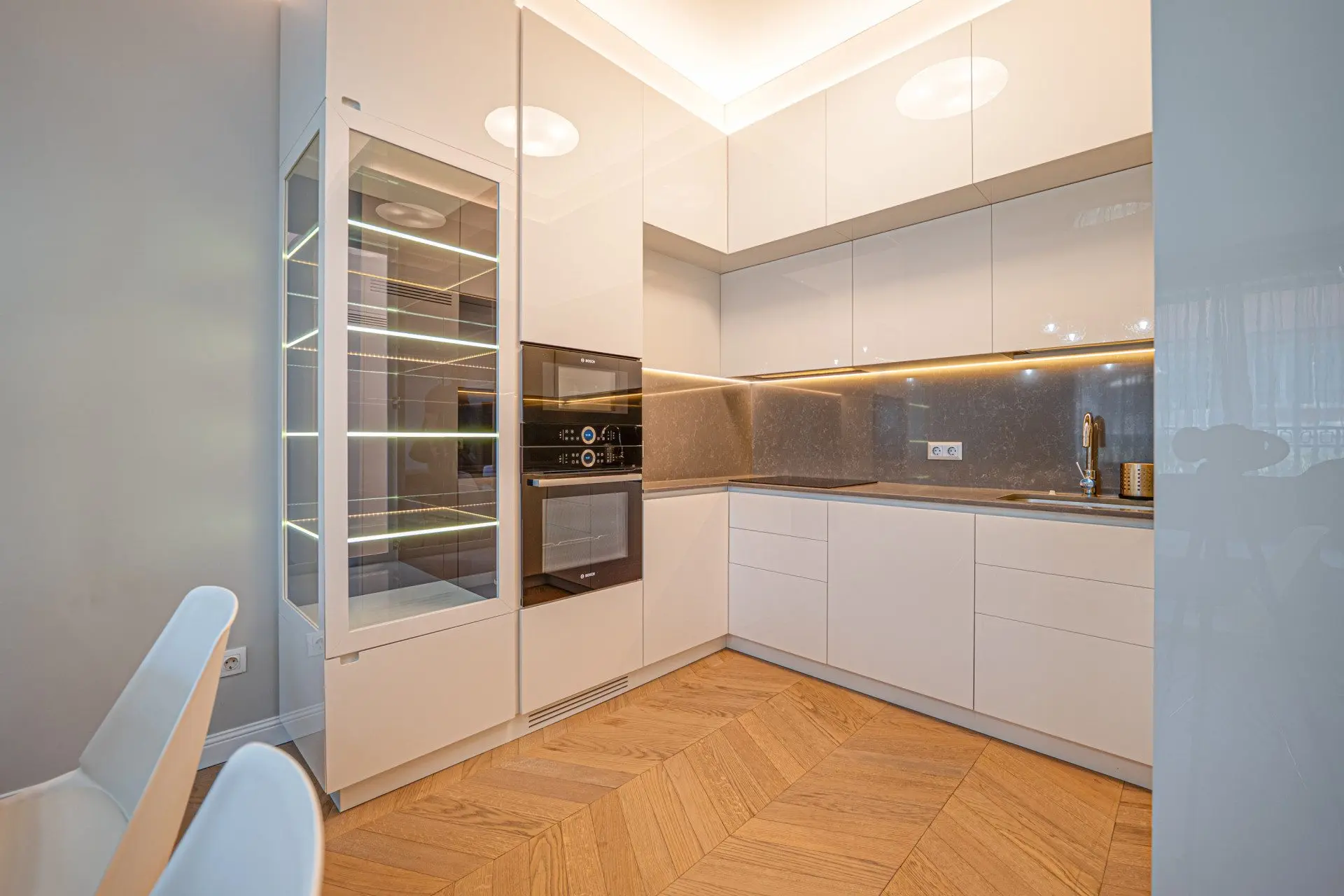 Elegant two-bedroom residence with a contemporary interior in a prestigious building