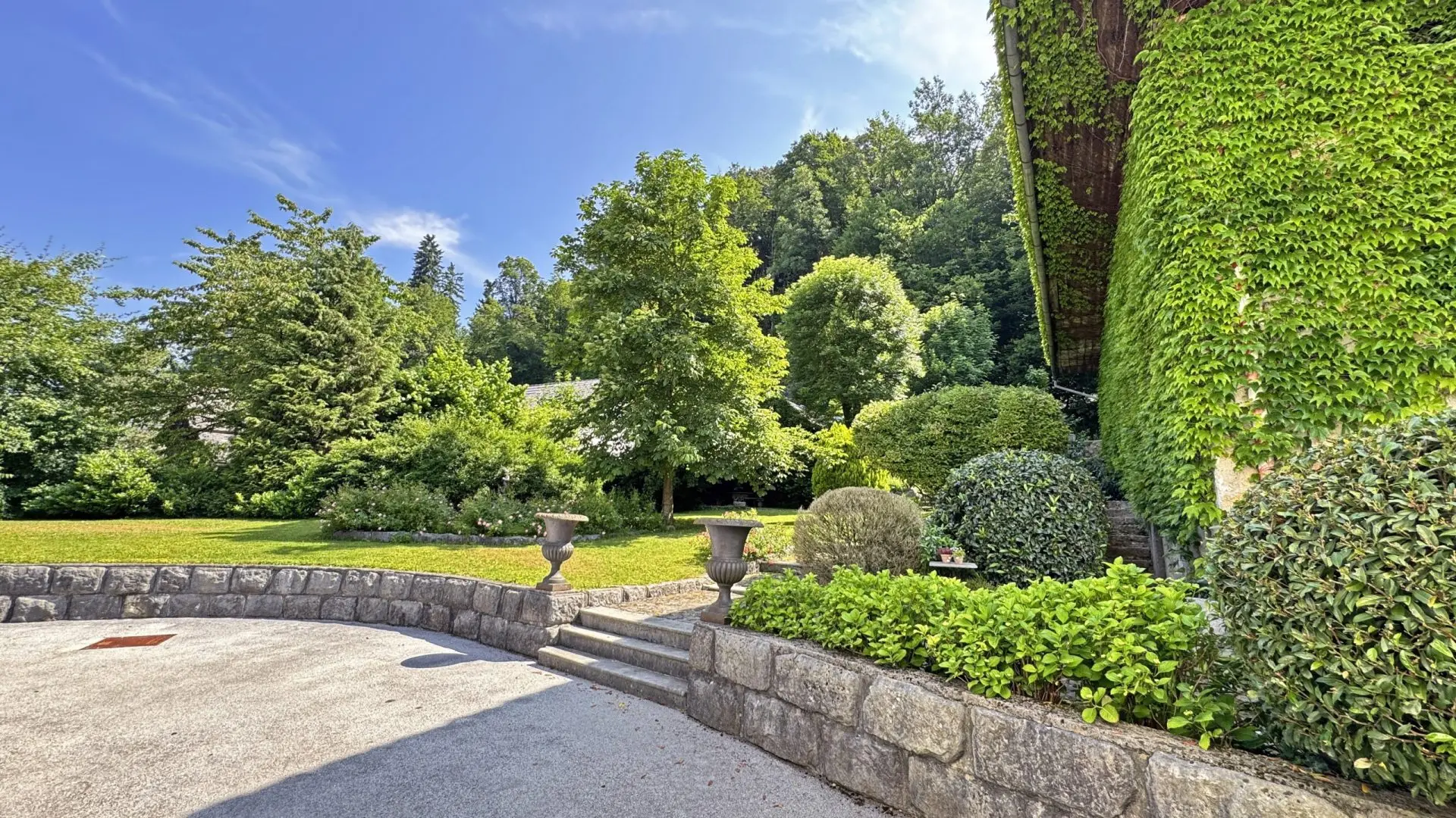 Kranj Area – Spacious Estate with Great Potential