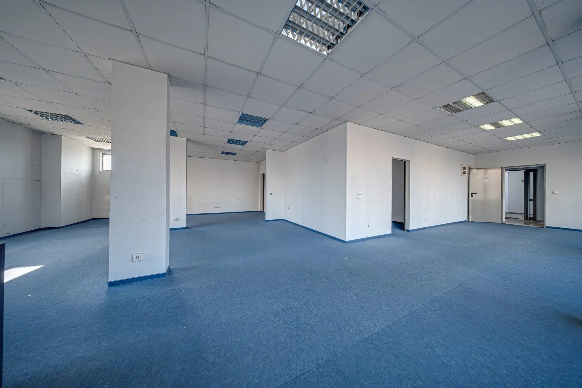 Office building with warehouse in a convenient location in Druzhba 2 district for sale
