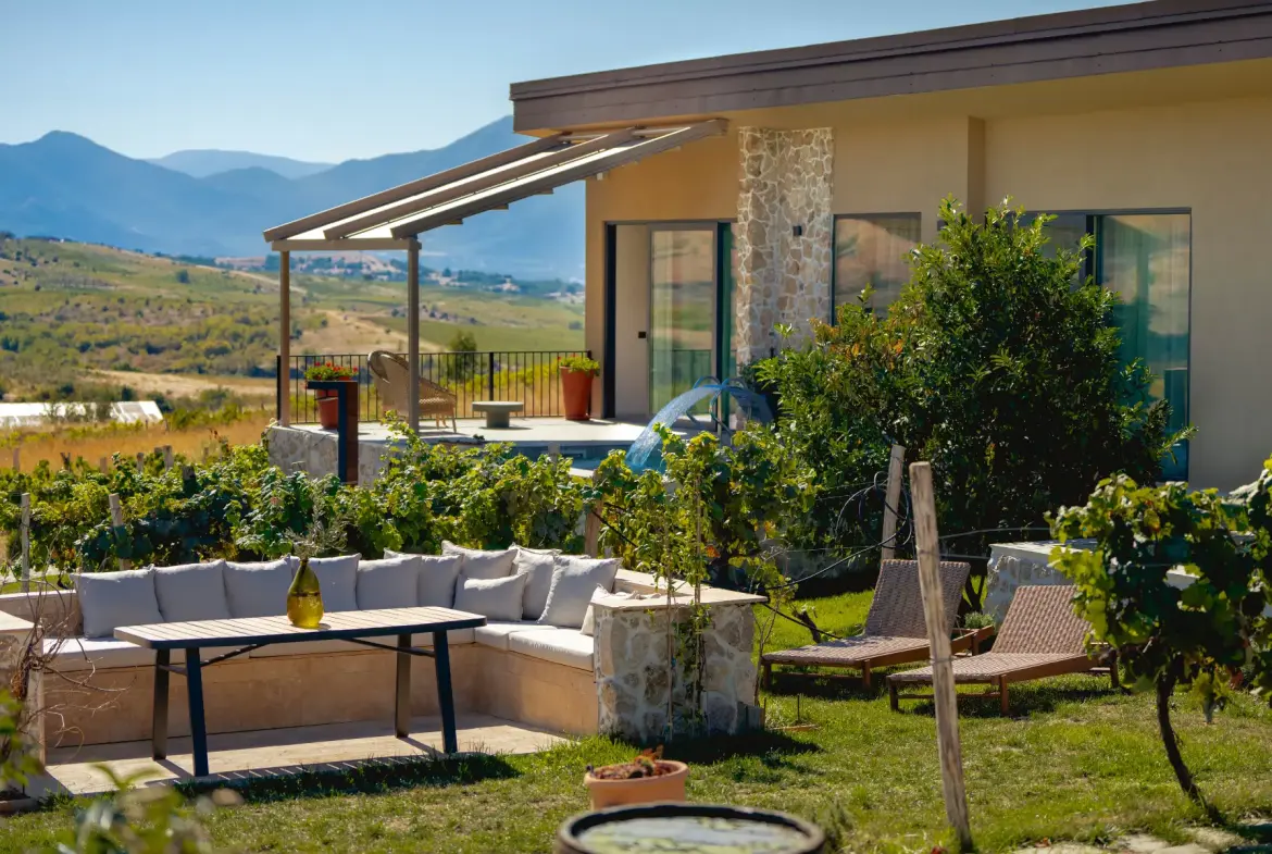 Holiday house with a pool of the area in city Melnik