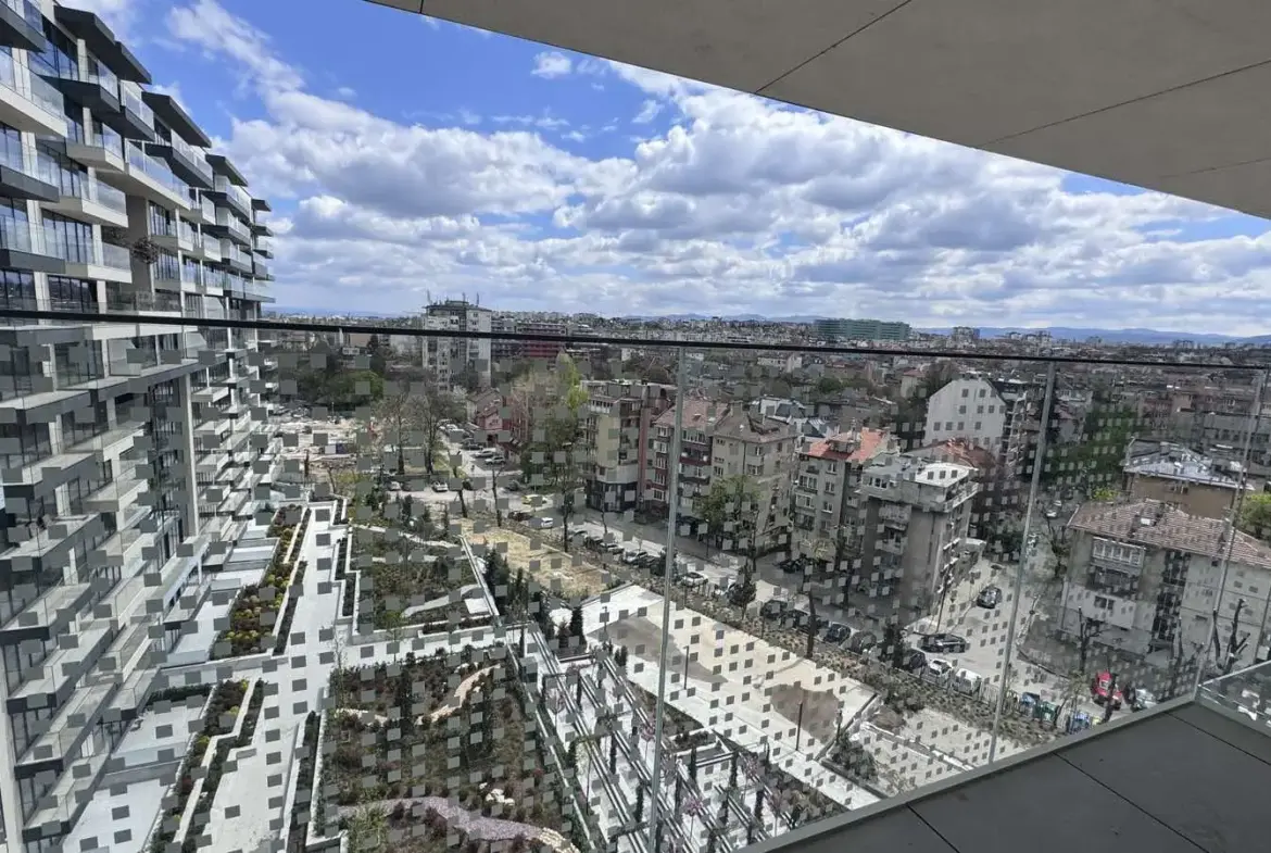 Three-bedroom apartment in a preferred newly built complex next to Zaimov Park
