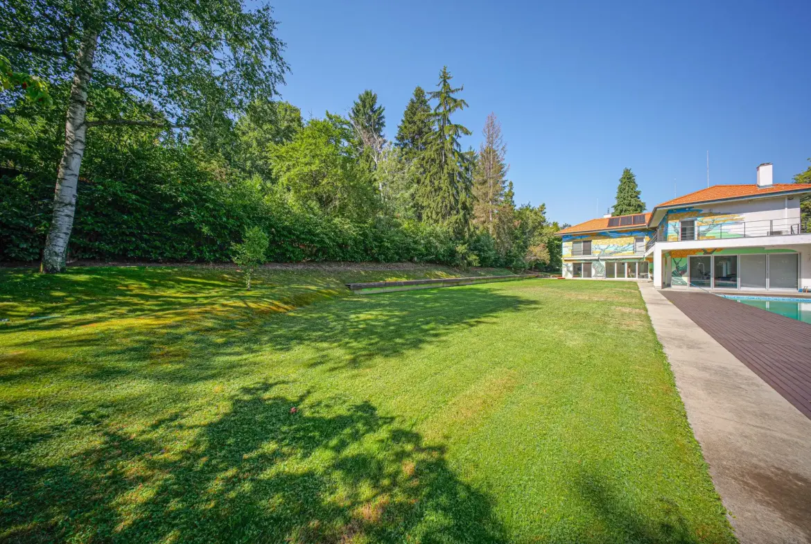 An exceptional property with a massive house in Boyana district, near Sequoia St. for sale