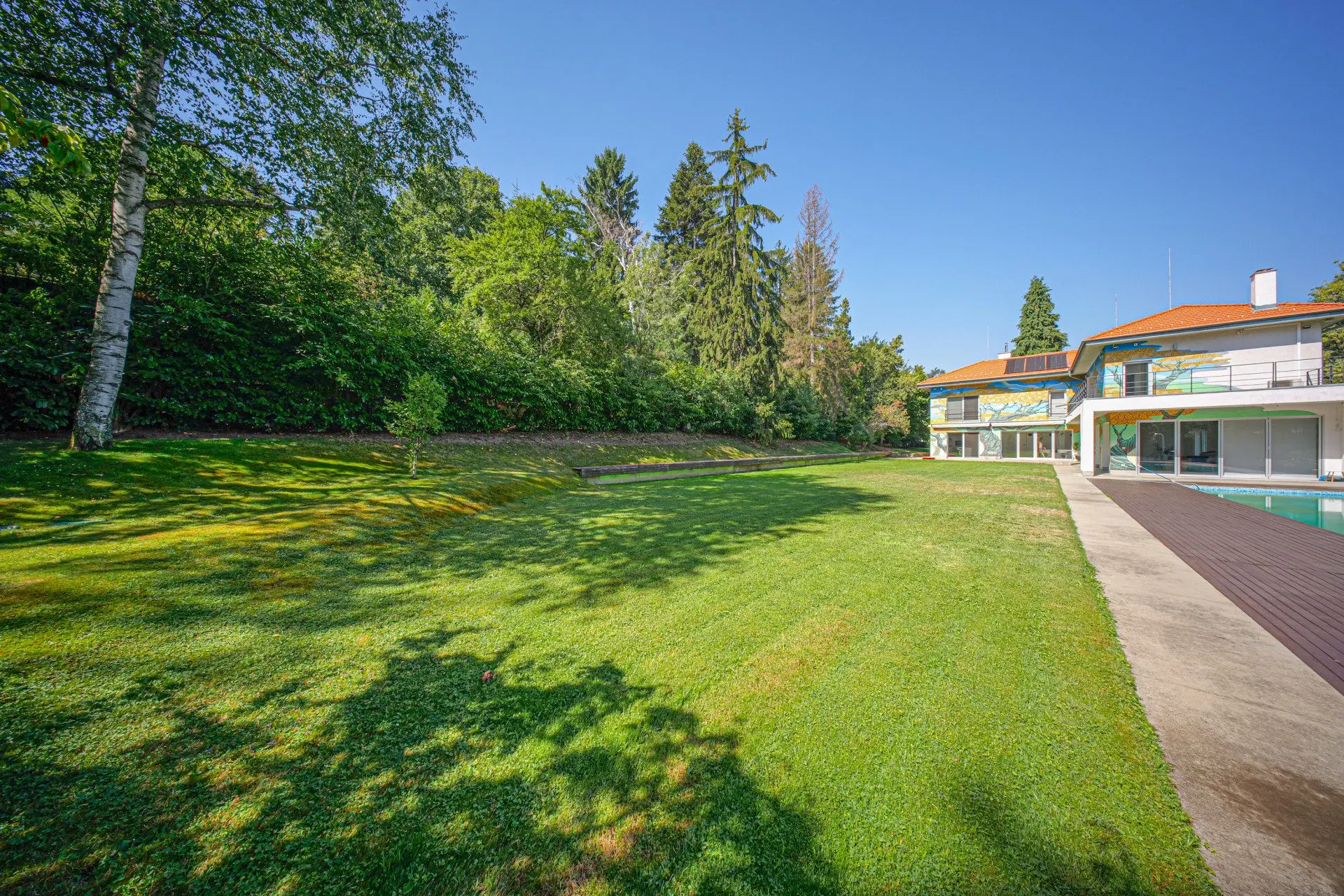 An exceptional property with a massive house in Boyana district, near Sequoia St. for sale
