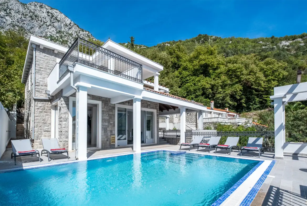 Four bedrooms villa Boka Bay
