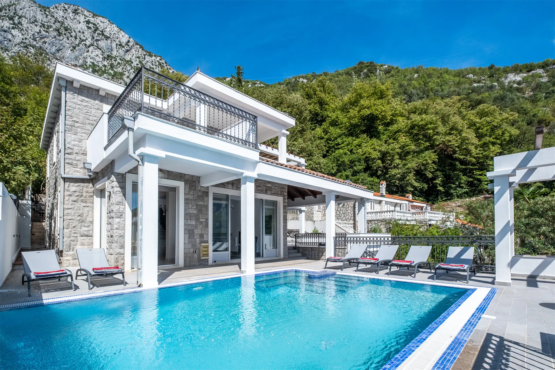 Four bedrooms villa Boka Bay