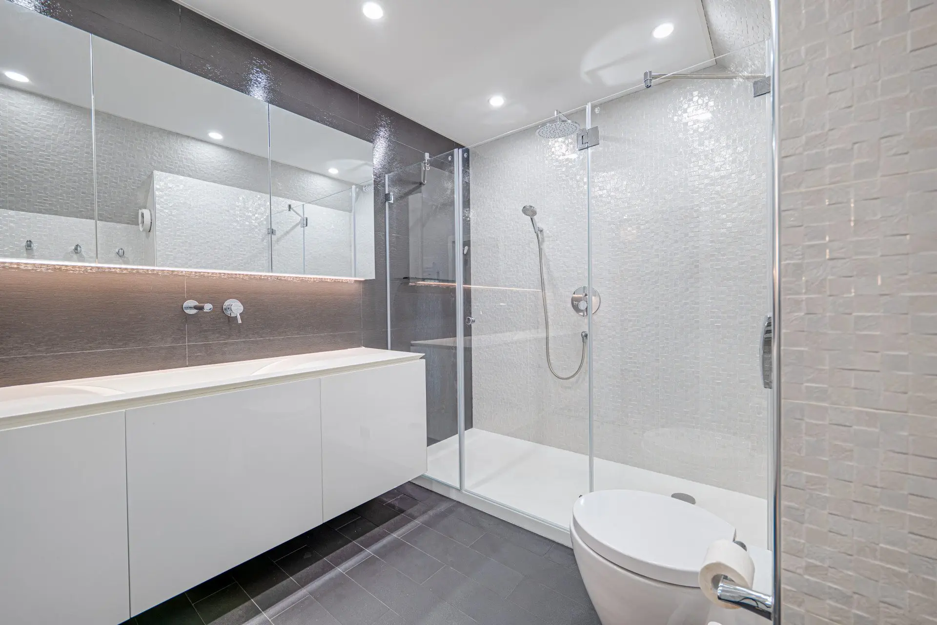 51bafe1be61653b4abad6d269c3f3cc6 Spacious and stylish penthouse just steps from South Park for sale