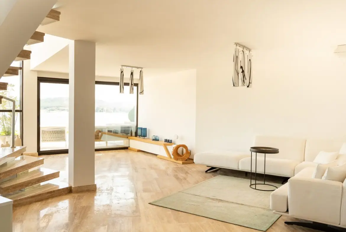 Excellent detached house in Sozopol on the seafront with pool and beach.