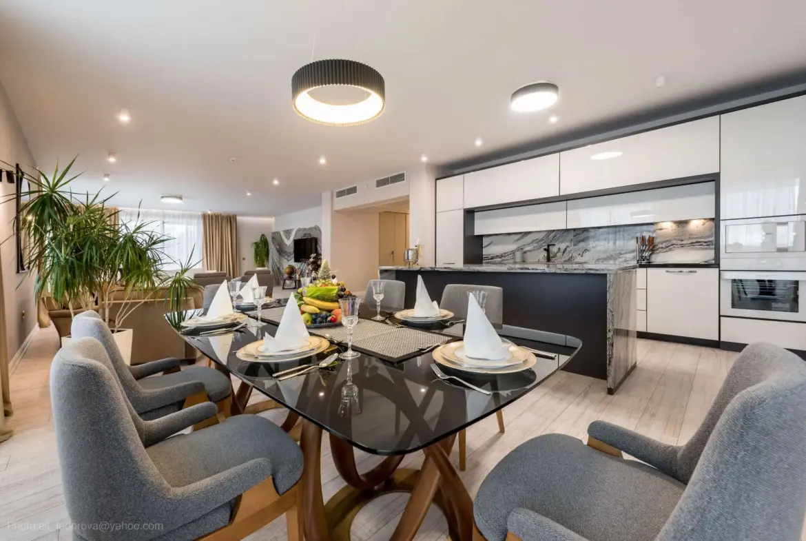 Luxury apartment next to the beach with a sea view