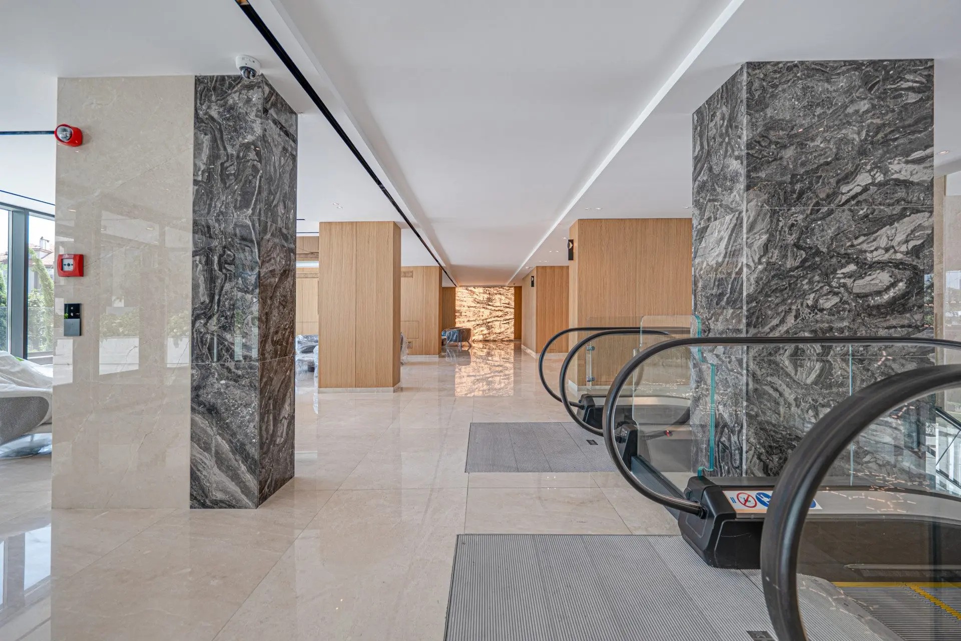 Wonderful panoramic apartment with three bedrooms and a double parking space in Teatralna complex