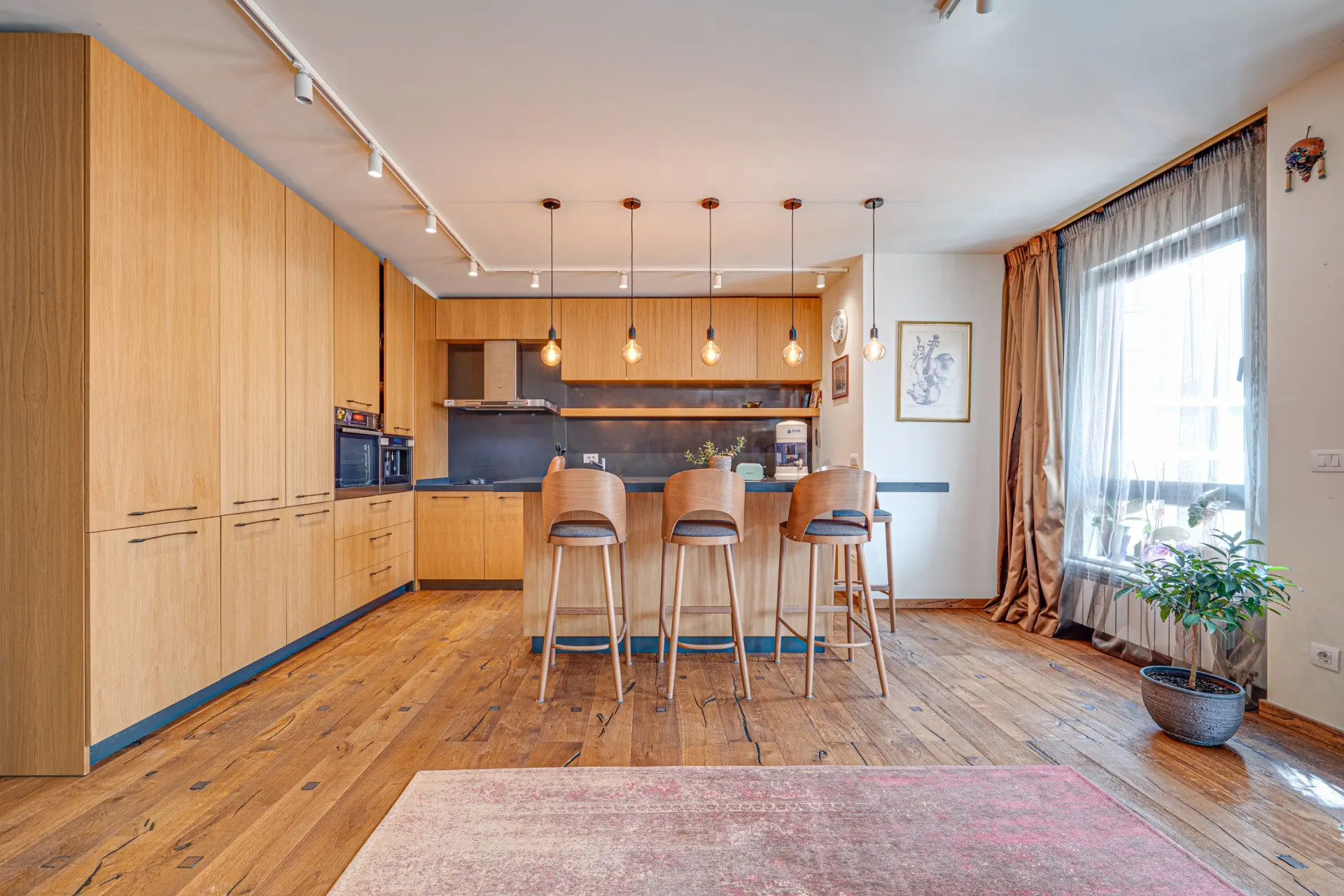An exceptional four-room apartment in one of the most prestigious gated complexes in the Iztok district.