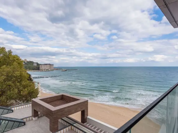 Maisonette on three levels on the first line of the beach