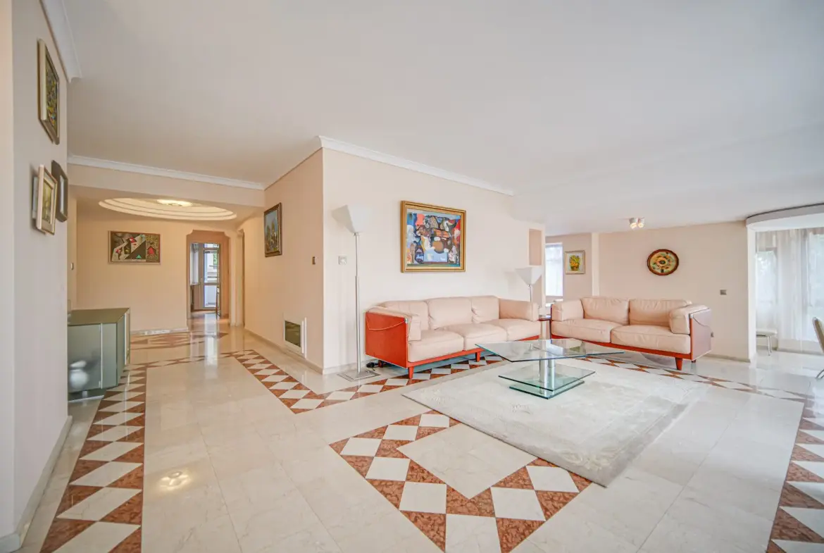 Spacious four-room apartment with panoramic views of Borisova Garden in the heart of Lozenets