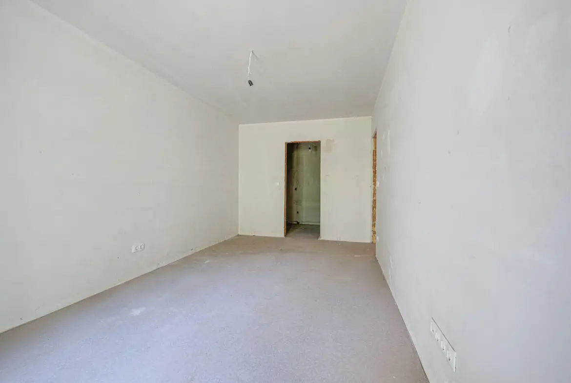 Apartment with a spacious private yard and a garage with direct indoor access in downtown Sofia